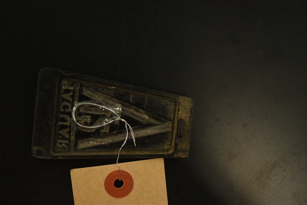 104513 ヴィンテージ 　「JAGUAR V12 ジャガー」　 旧車　エンブレム　英国 MADE IN ENGLAND