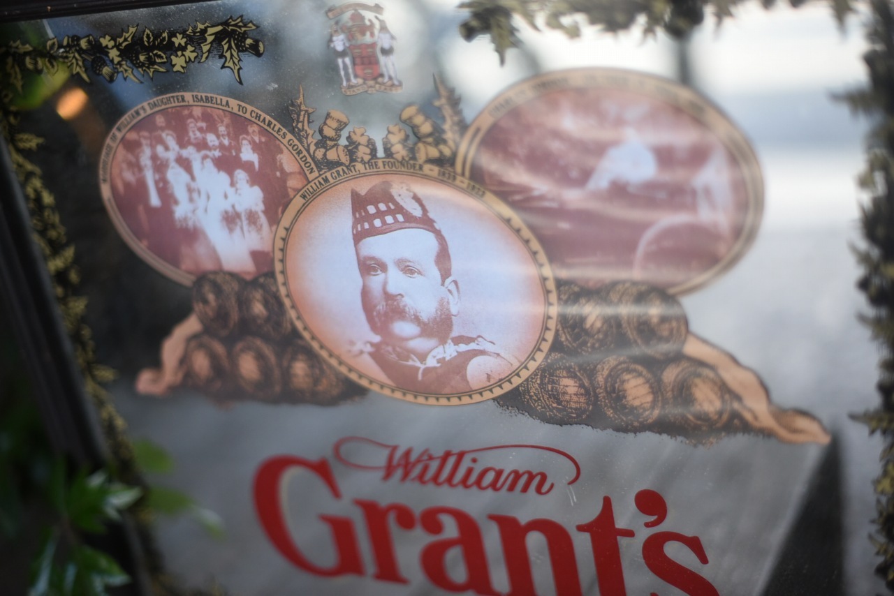2946 ヴィンテージ　「Grant's」　ウッドフレーム ミラー