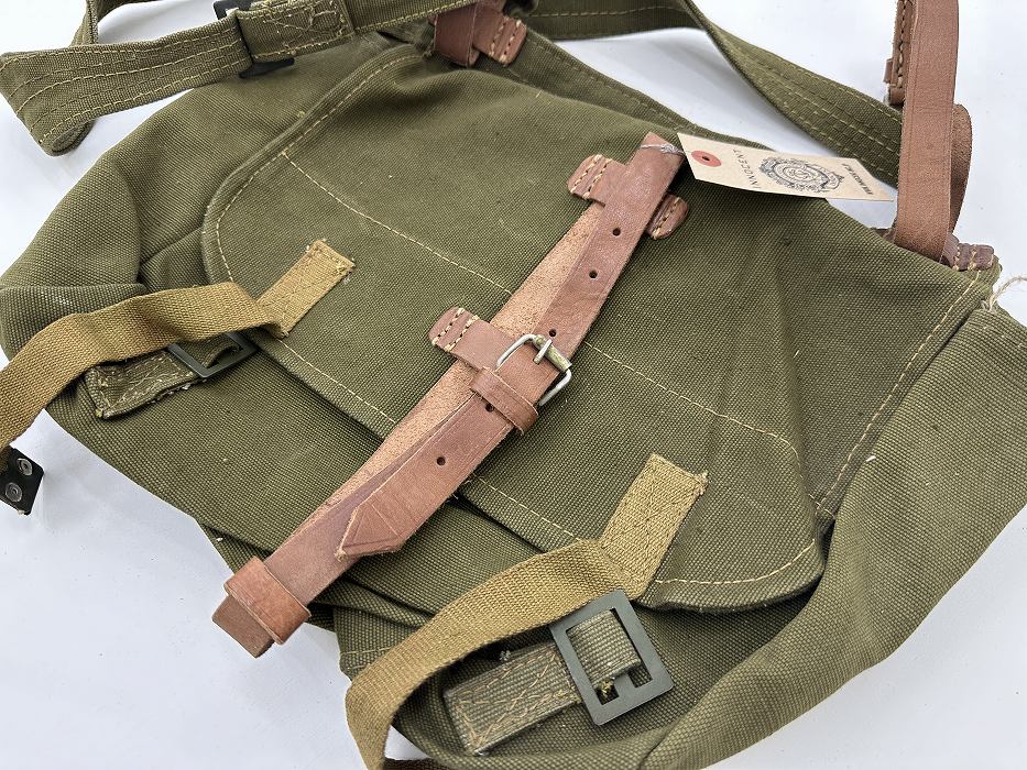107507 オリーブ　ヴィンテージ　実物 デッドストック ルーマニア軍 ブレッドバッグ レザーストラップあり