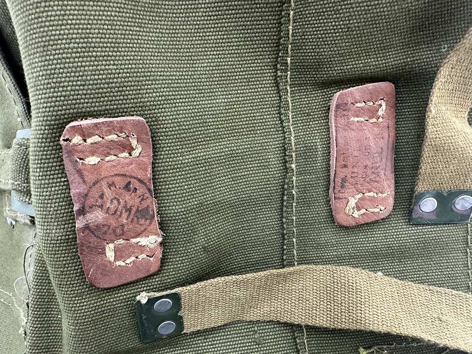 107507 オリーブ　ヴィンテージ　実物 デッドストック ルーマニア軍 ブレッドバッグ レザーストラップあり