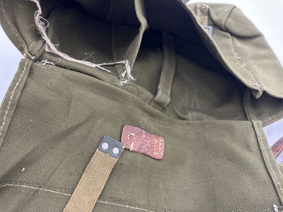 107507 オリーブ　ヴィンテージ　実物 デッドストック ルーマニア軍 ブレッドバッグ レザーストラップあり