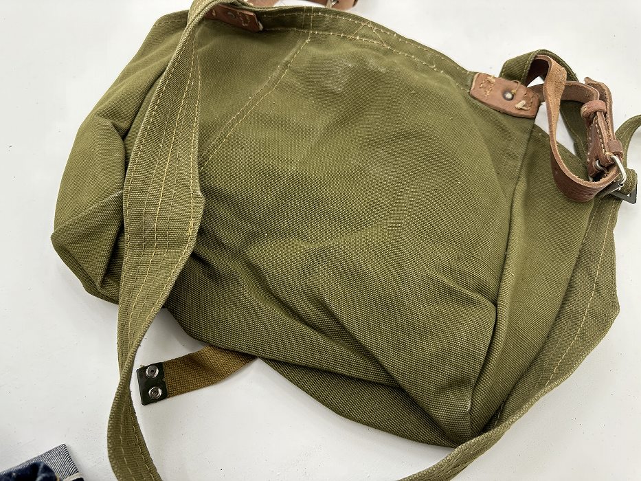 107507 オリーブ　ヴィンテージ　実物 デッドストック ルーマニア軍 ブレッドバッグ レザーストラップあり