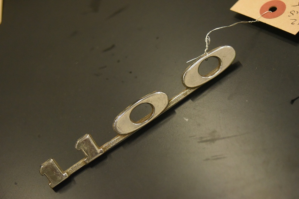 104517 ヴィンテージ 「1100」 旧車 エンブレム 英国 MADE IN ENGLAND