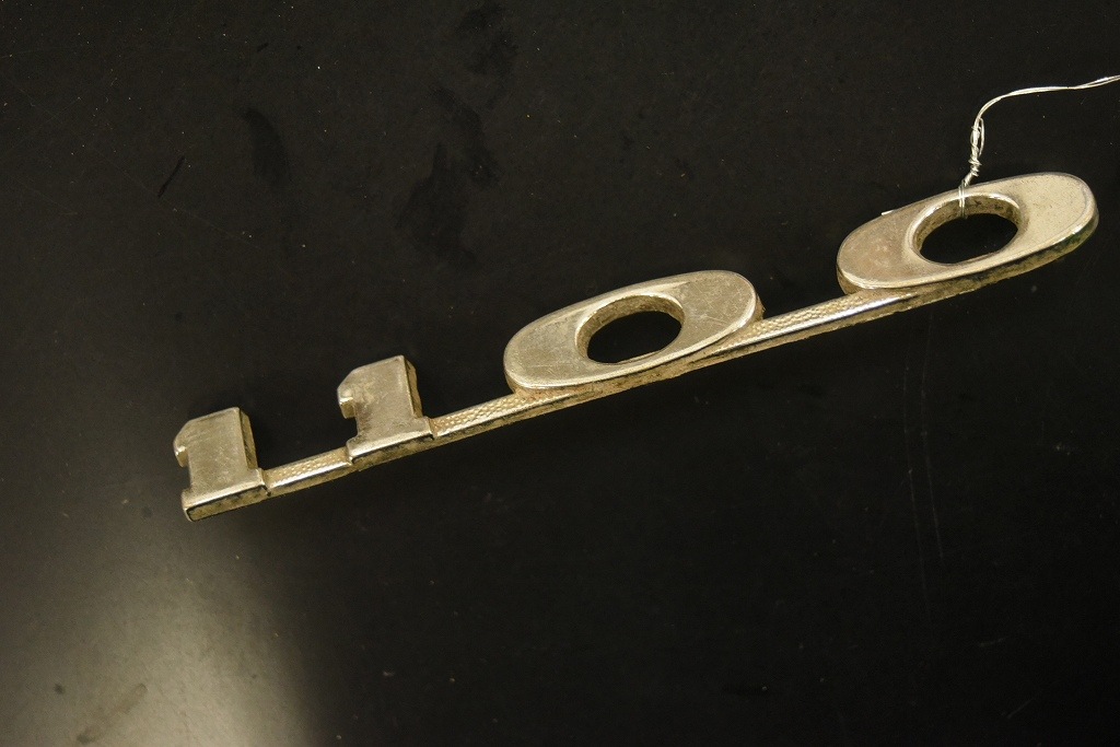 104517 ヴィンテージ 「1100」 旧車 エンブレム 英国 MADE IN ENGLAND