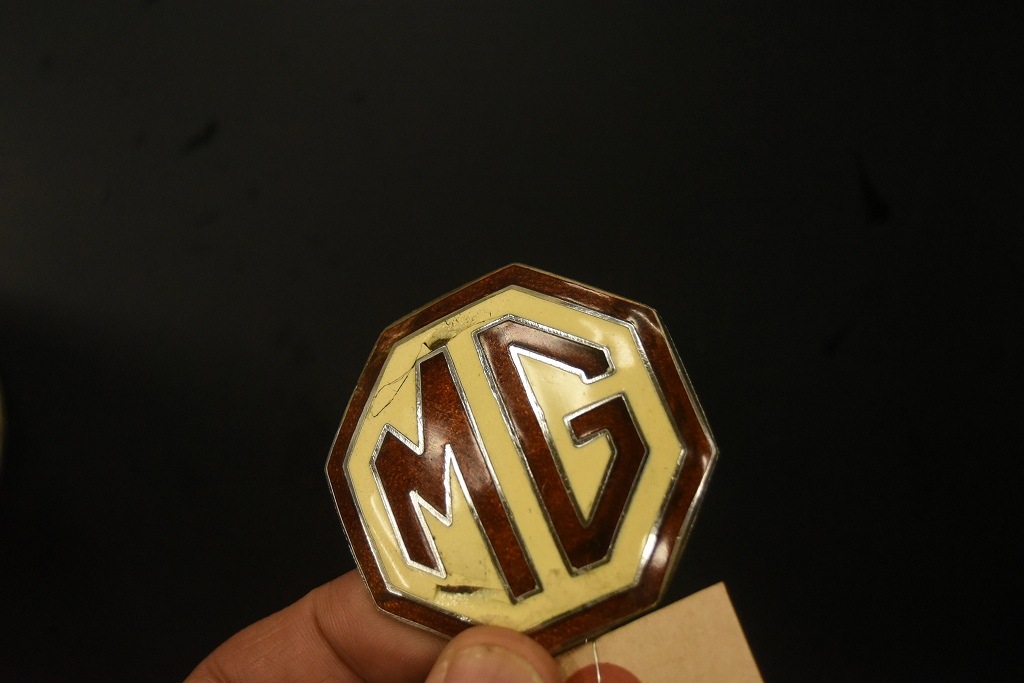 104502 ヴィンテージ 「MG」 旧車 エンブレム 英国 MADE IN ENGLAND