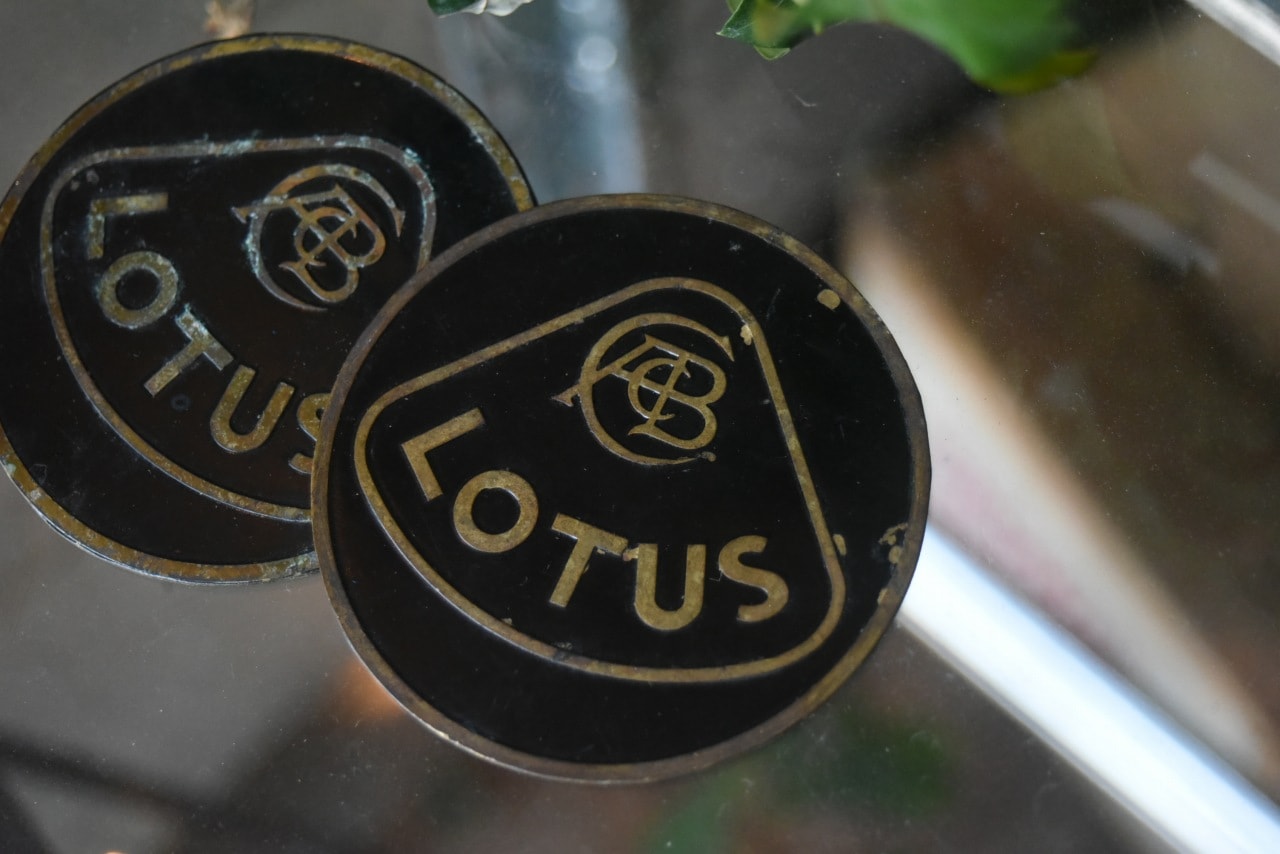 102965 UK ヴィンテージ　 「LOTUS ロータス」　 2枚セット　旧ロゴ　ブラス　真鍮エンブレム