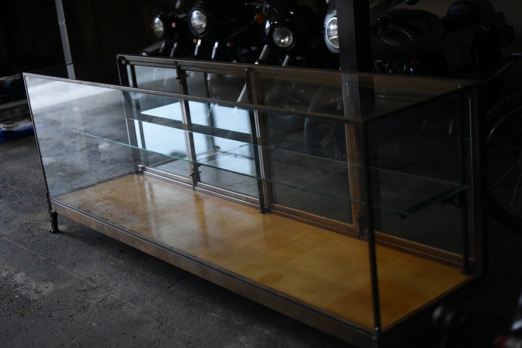 108406 販売及び長期リース店舗什器　英国製アンティーク　ブラスフレーム製　ガラスショーケース 　