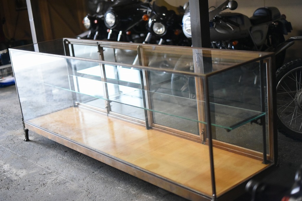 108406 販売及び長期リース店舗什器　英国製アンティーク　ブラスフレーム製　ガラスショーケース 　