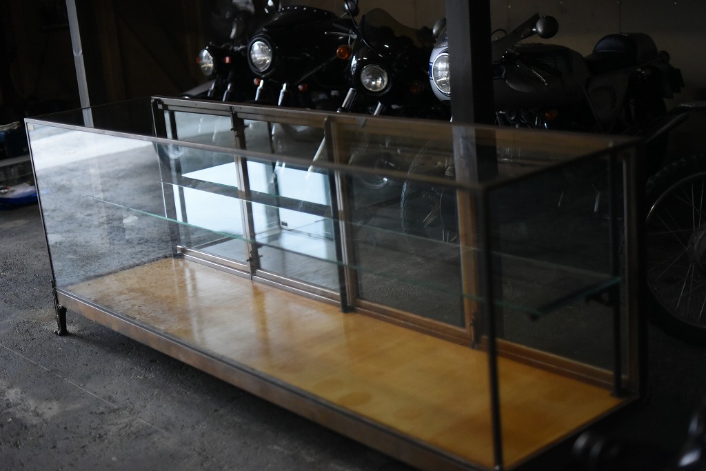 108406 販売及び長期リース店舗什器　英国製アンティーク　ブラスフレーム製　ガラスショーケース 　