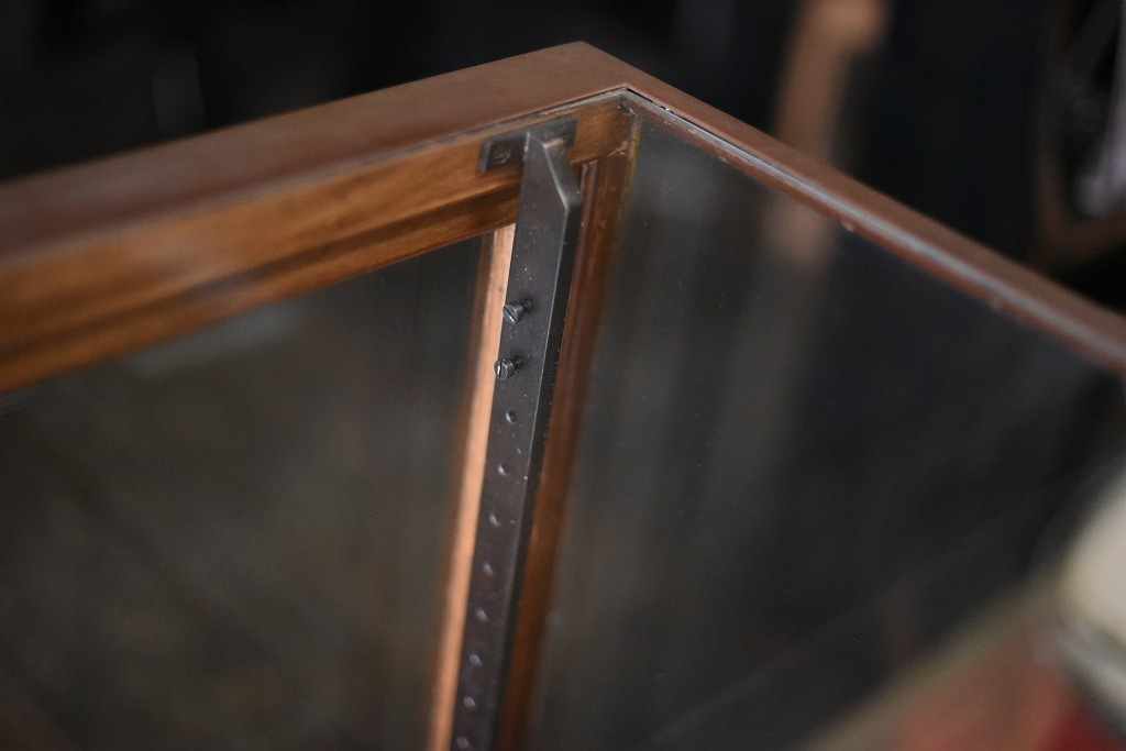 108406 販売及び長期リース店舗什器　英国製アンティーク　ブラスフレーム製　ガラスショーケース 　