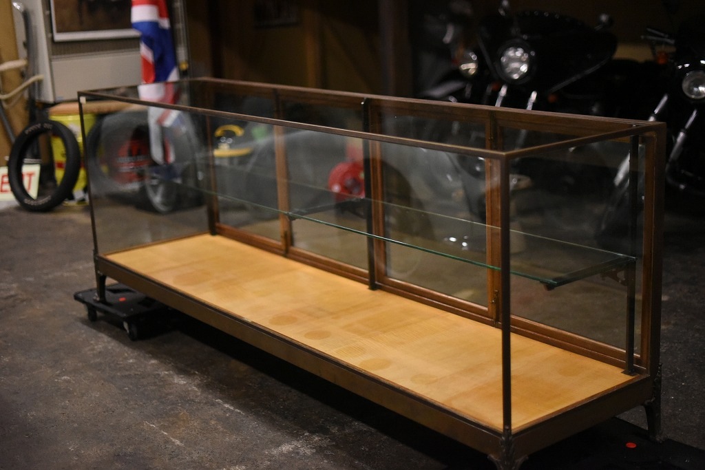 108406 販売及び長期リース店舗什器　英国製アンティーク　ブラスフレーム製　ガラスショーケース 　