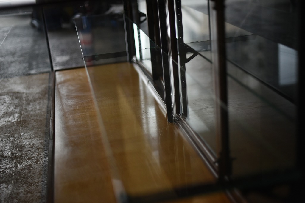 108406 販売及び長期リース店舗什器　英国製アンティーク　ブラスフレーム製　ガラスショーケース 　