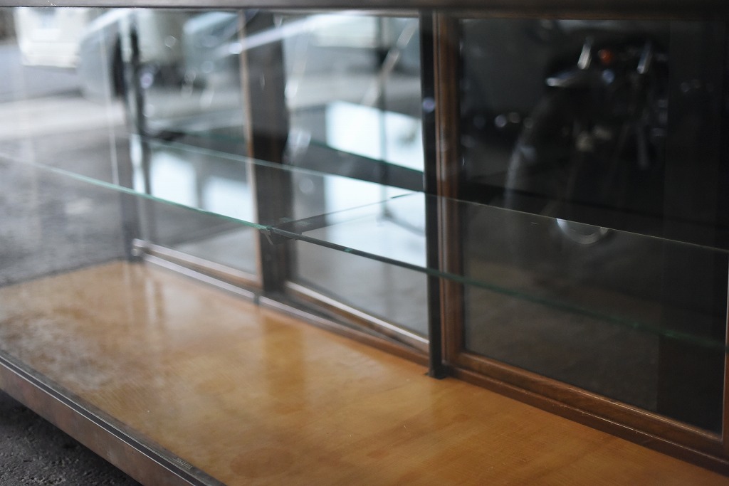 108406 販売及び長期リース店舗什器　英国製アンティーク　ブラスフレーム製　ガラスショーケース 　