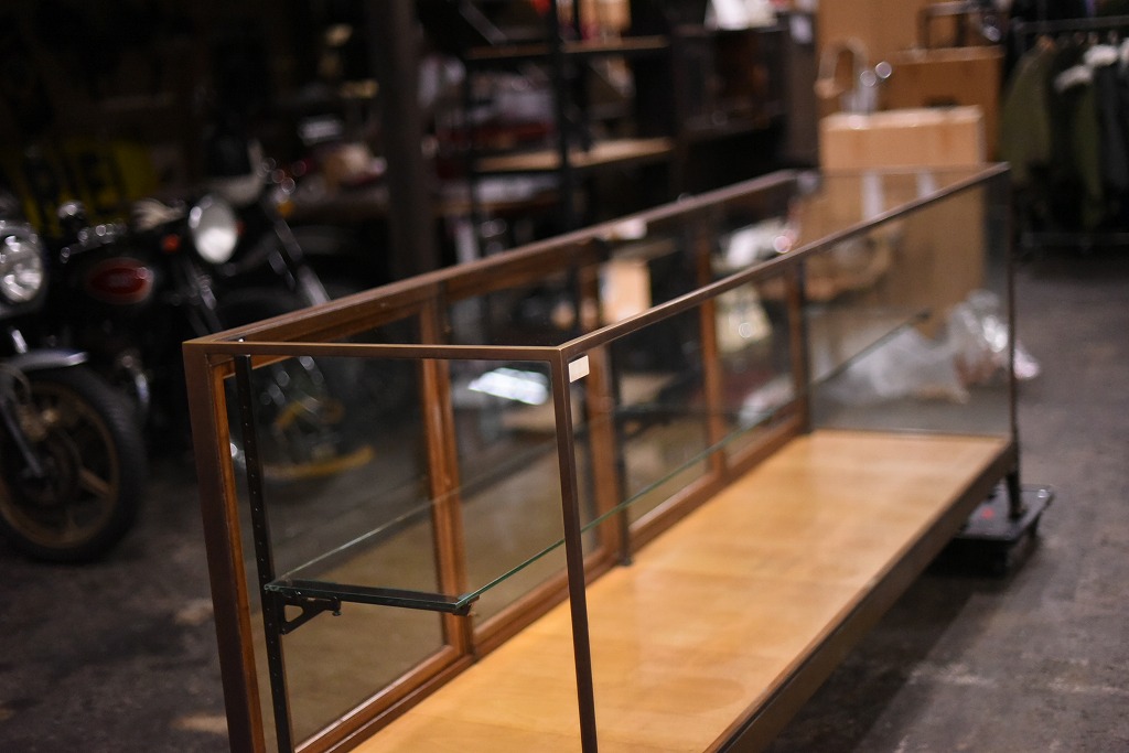 108406 販売及び長期リース店舗什器　英国製アンティーク　ブラスフレーム製　ガラスショーケース 　