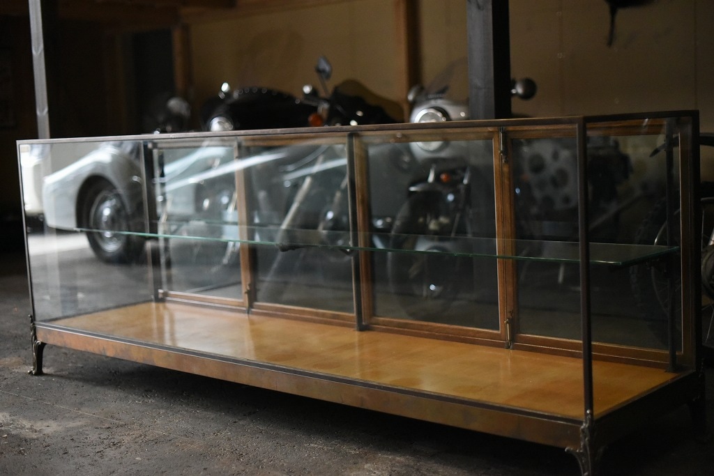 108406 販売及び長期リース店舗什器　英国製アンティーク　ブラスフレーム製　ガラスショーケース 　