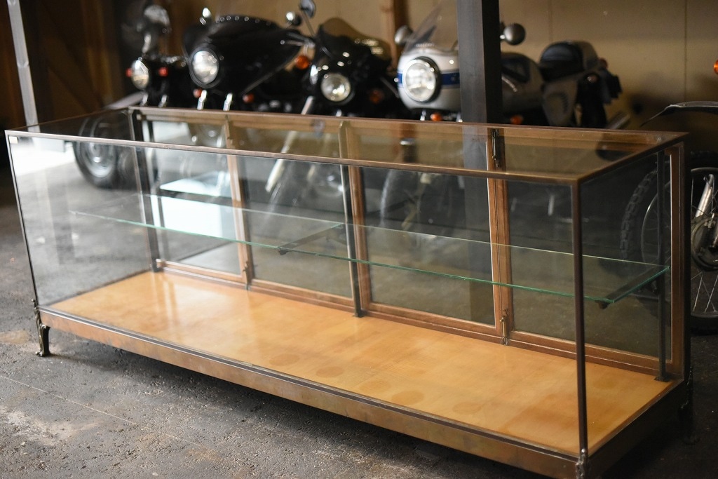 108406 販売及び長期リース店舗什器　英国製アンティーク　ブラスフレーム製　ガラスショーケース 　