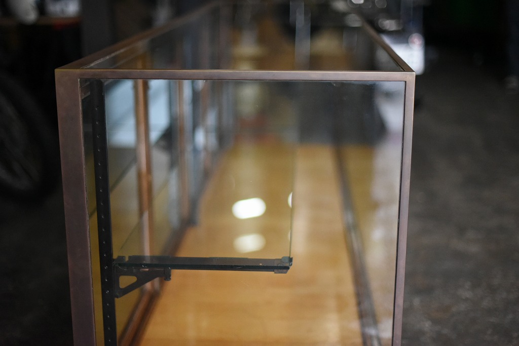108406 販売及び長期リース店舗什器　英国製アンティーク　ブラスフレーム製　ガラスショーケース 　