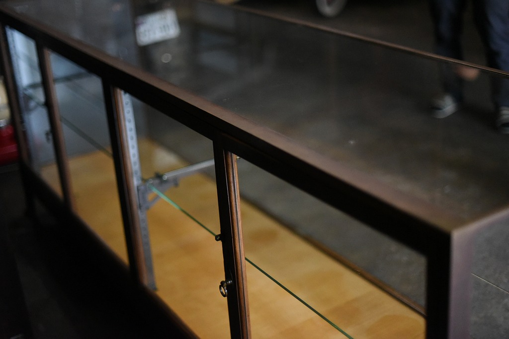 108406 販売及び長期リース店舗什器　英国製アンティーク　ブラスフレーム製　ガラスショーケース 　