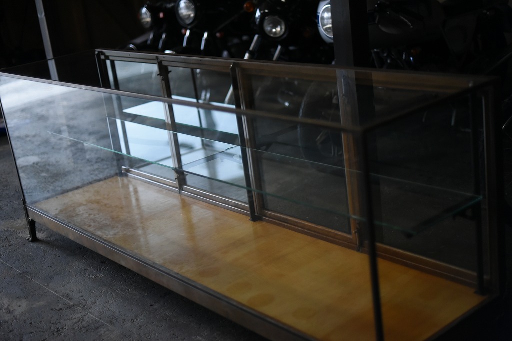 108406 販売及び長期リース店舗什器　英国製アンティーク　ブラスフレーム製　ガラスショーケース 　