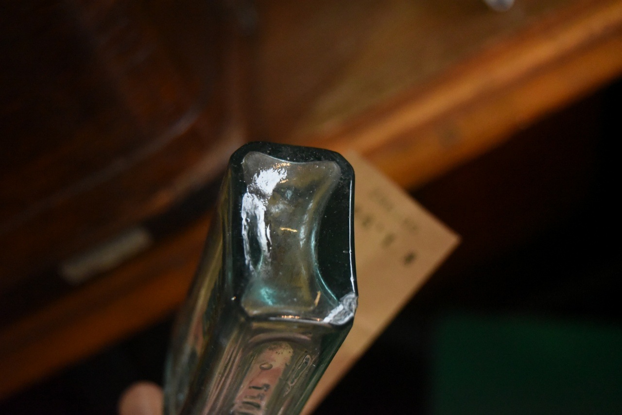 001982 ヴィンテージ　ボトル　瓶　イギリス ガラス