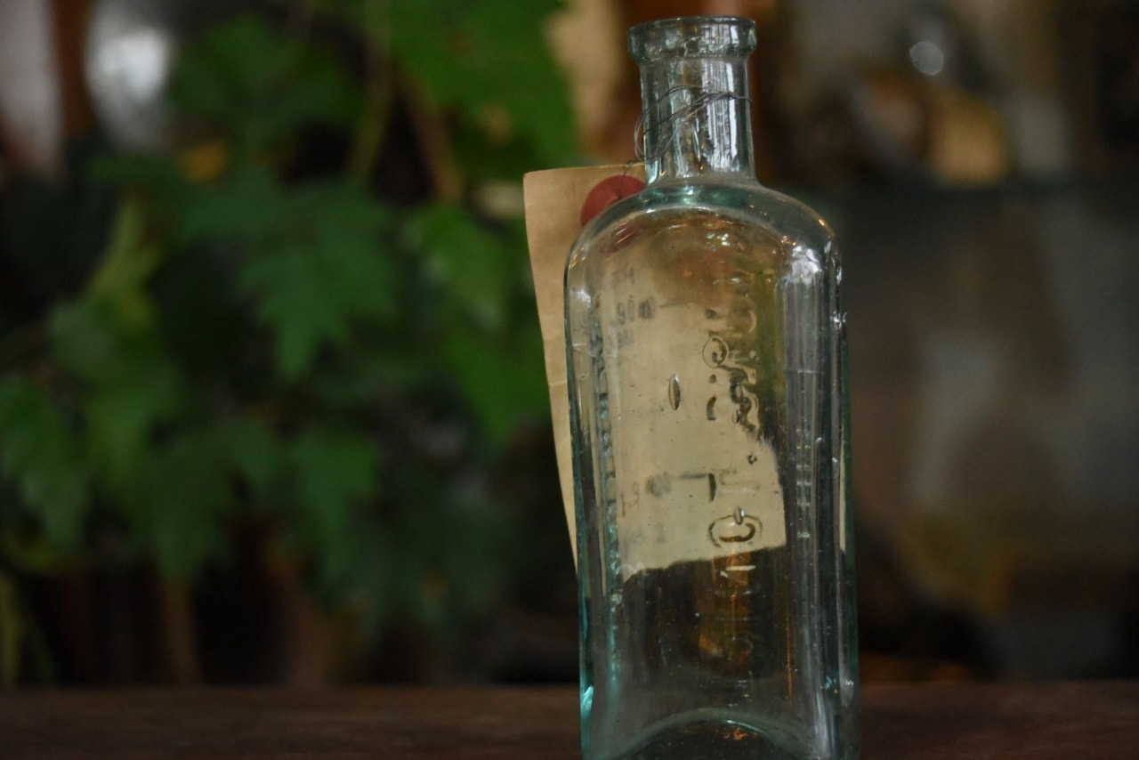 001982 ヴィンテージ　ボトル　瓶　イギリス ガラス