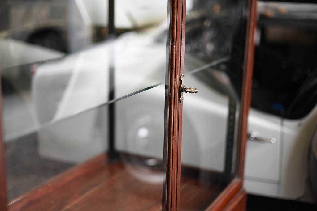 108405 販売及び長期リース店舗什器　英国製アンティーク　3段　ガラスショーケース 　