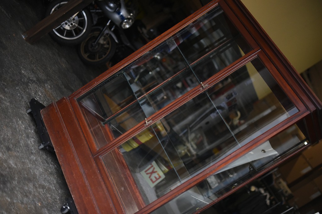 108405 販売及び長期リース店舗什器　英国製アンティーク　3段　ガラスショーケース 　