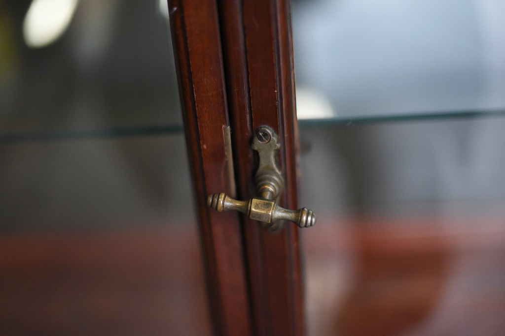 108405 販売及び長期リース店舗什器　英国製アンティーク　3段　ガラスショーケース 　