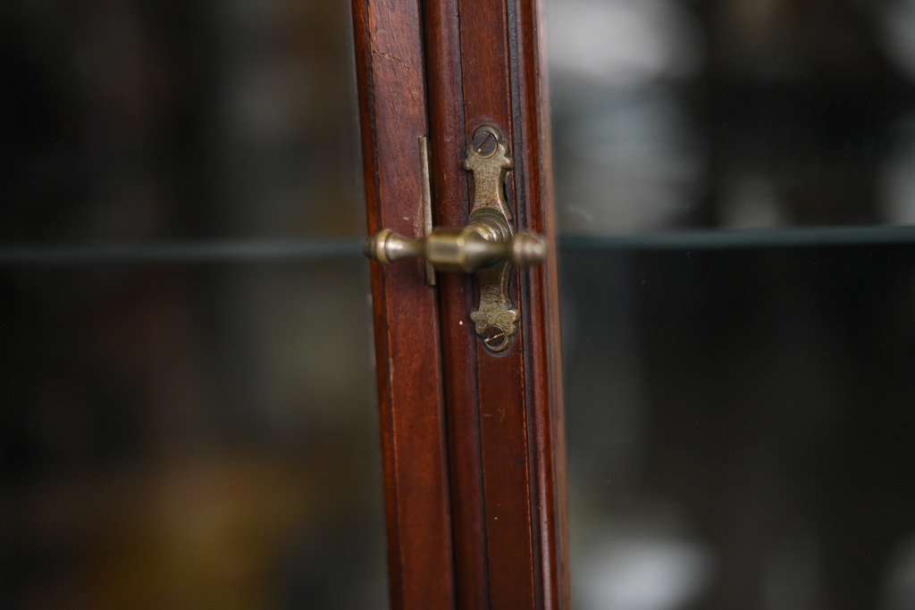 108405 販売及び長期リース店舗什器　英国製アンティーク　3段　ガラスショーケース 　