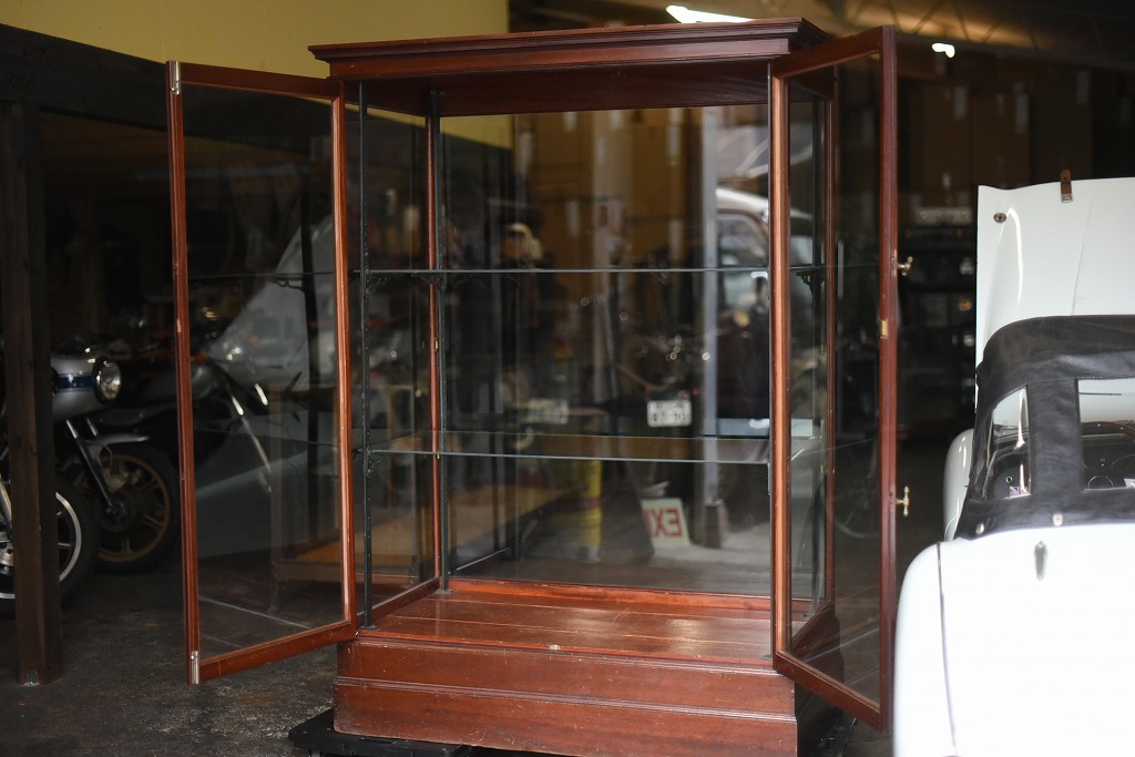 108405 販売及び長期リース店舗什器　英国製アンティーク　3段　ガラスショーケース 　