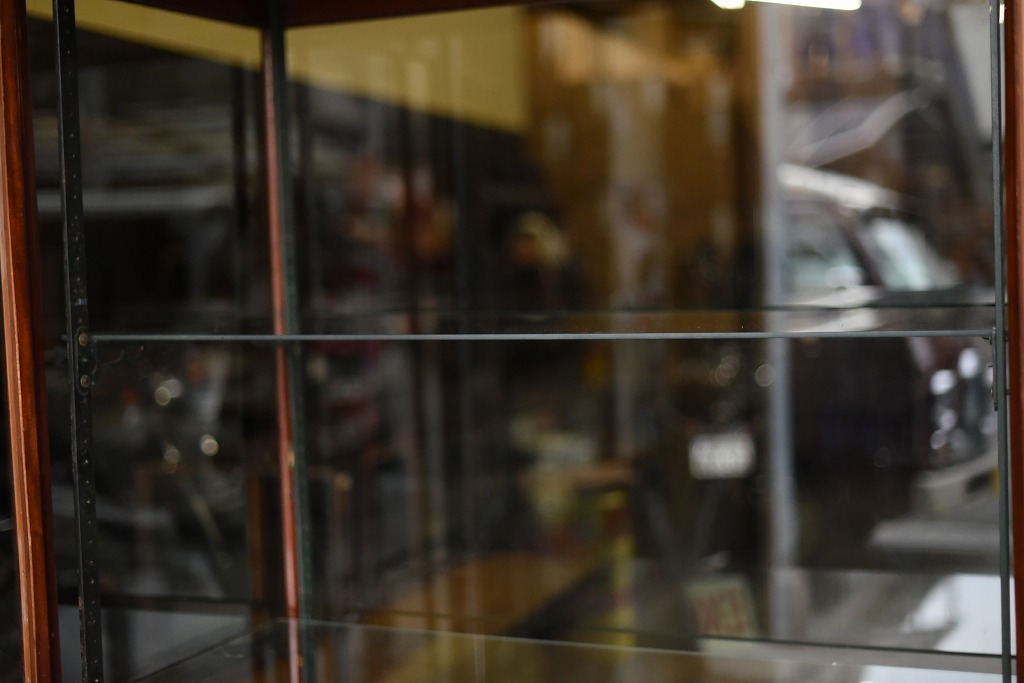 108405 販売及び長期リース店舗什器　英国製アンティーク　3段　ガラスショーケース 　