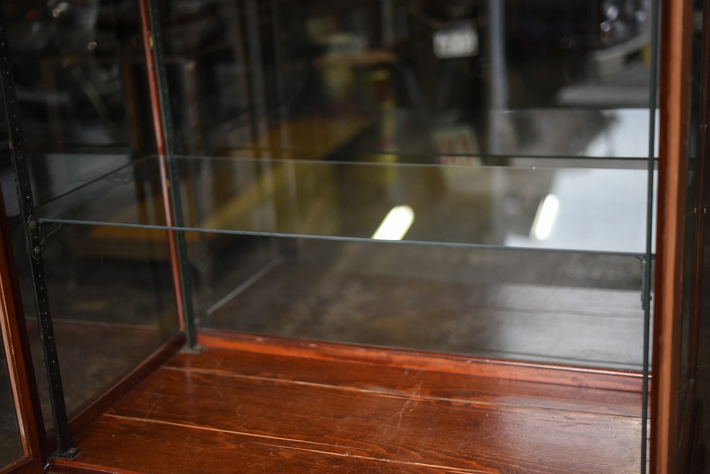 108405 販売及び長期リース店舗什器　英国製アンティーク　3段　ガラスショーケース 　
