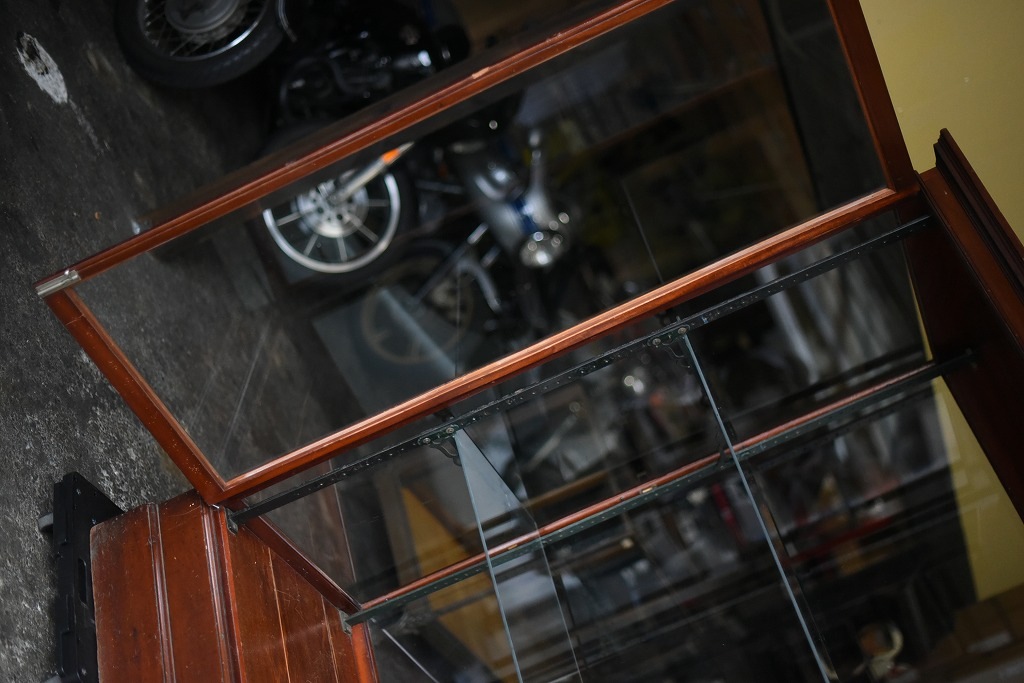 108405 販売及び長期リース店舗什器　英国製アンティーク　3段　ガラスショーケース 　