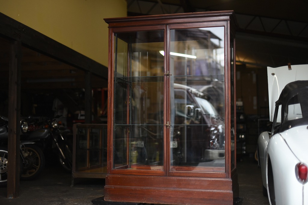 108405 販売及び長期リース店舗什器　英国製アンティーク　3段　ガラスショーケース 　