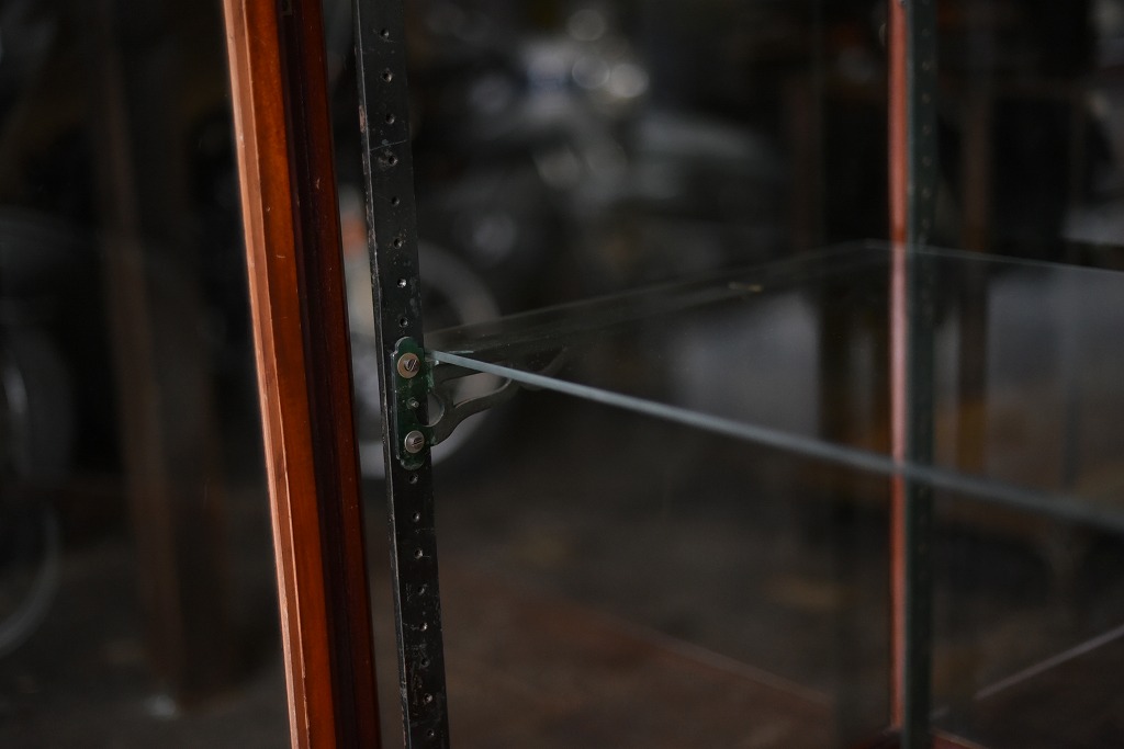 108405 販売及び長期リース店舗什器　英国製アンティーク　3段　ガラスショーケース 　