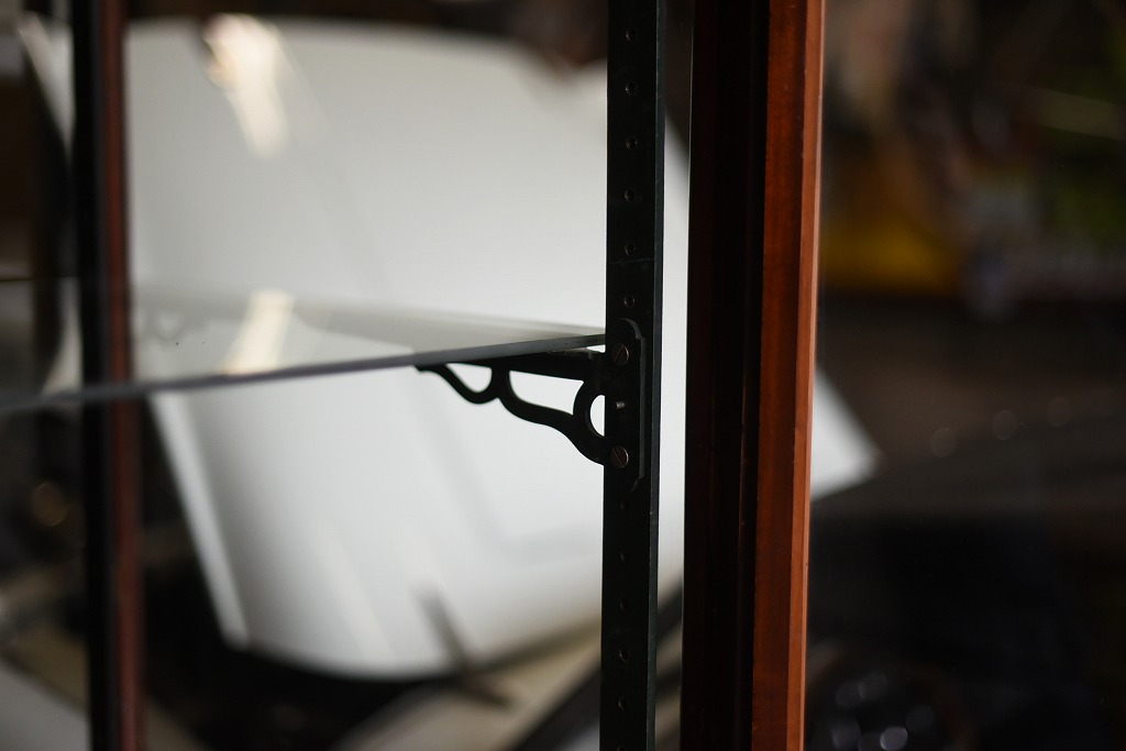 108405 販売及び長期リース店舗什器　英国製アンティーク　3段　ガラスショーケース 　