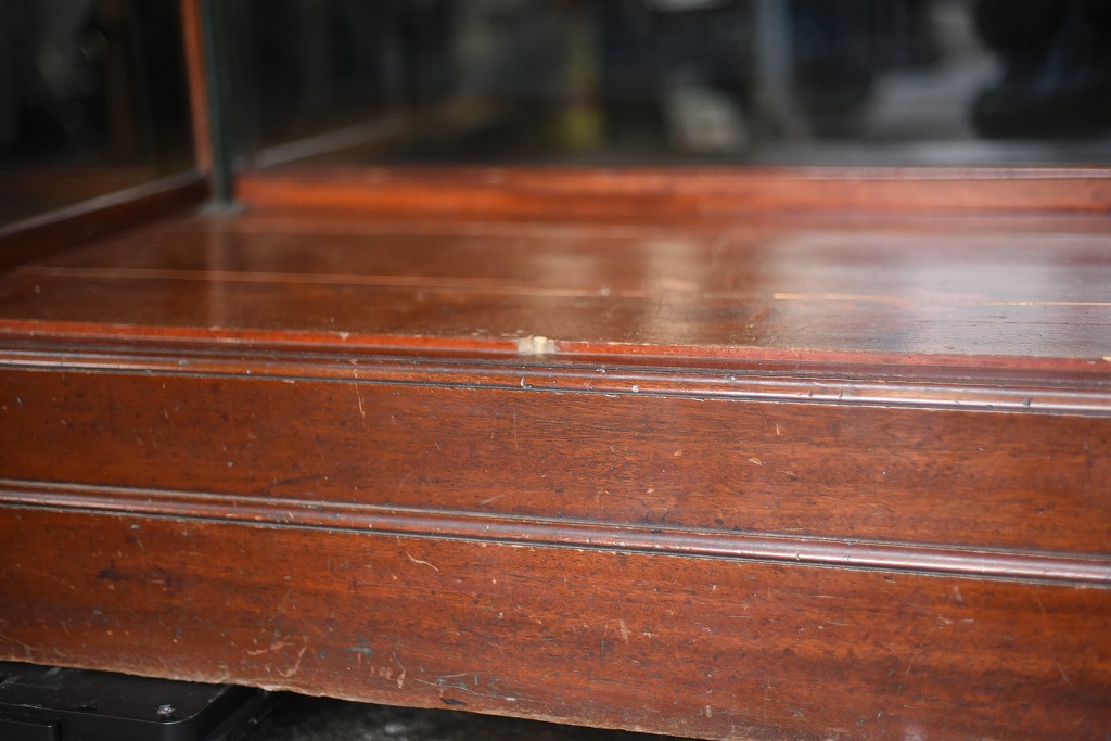 108405 販売及び長期リース店舗什器　英国製アンティーク　3段　ガラスショーケース 　