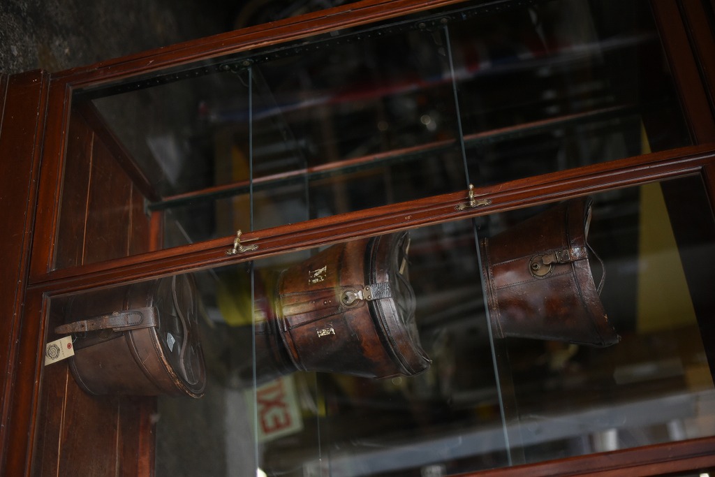 108405 販売及び長期リース店舗什器　英国製アンティーク　3段　ガラスショーケース 　