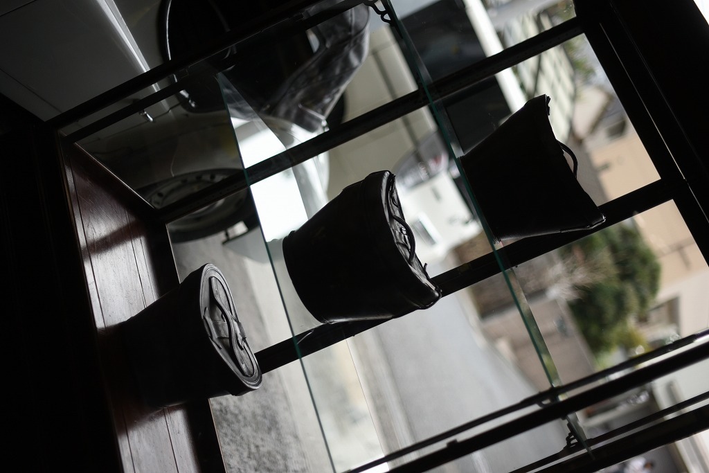 108405 販売及び長期リース店舗什器　英国製アンティーク　3段　ガラスショーケース 　