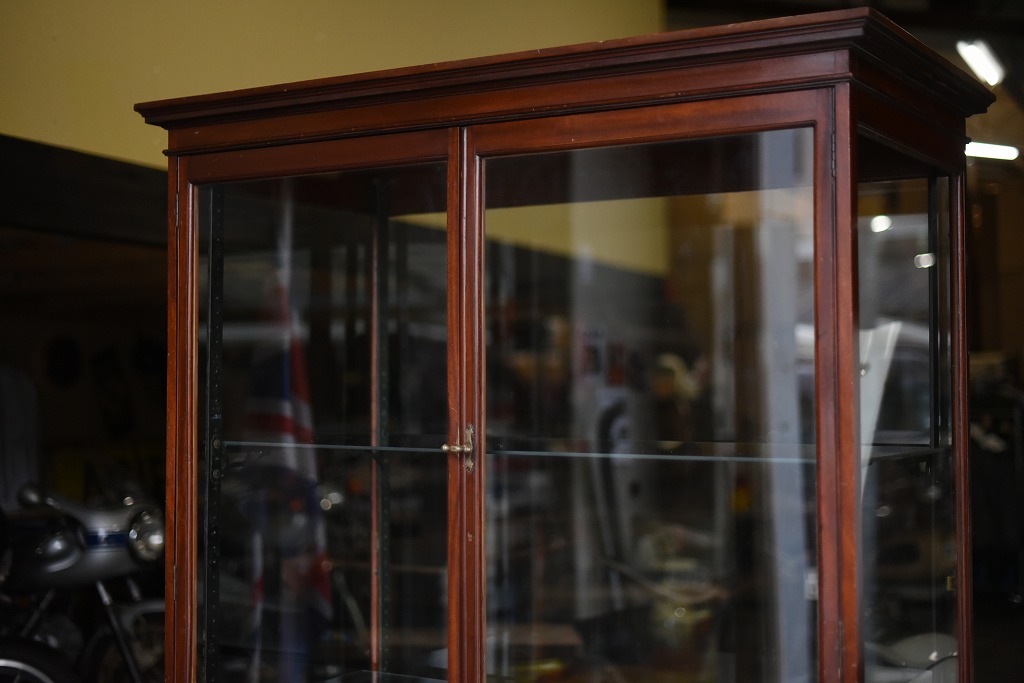 108405 販売及び長期リース店舗什器　英国製アンティーク　3段　ガラスショーケース 　