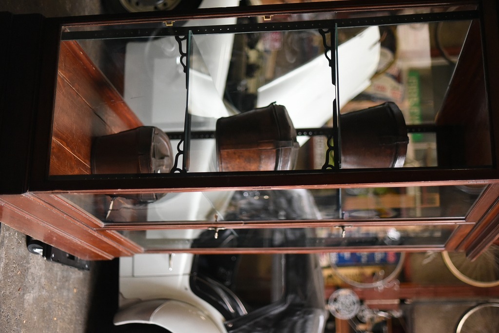 108405 販売及び長期リース店舗什器　英国製アンティーク　3段　ガラスショーケース 　