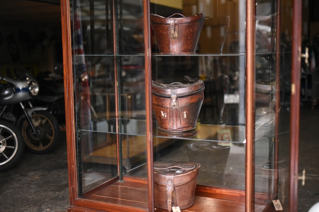 108405 販売及び長期リース店舗什器　英国製アンティーク　3段　ガラスショーケース 　