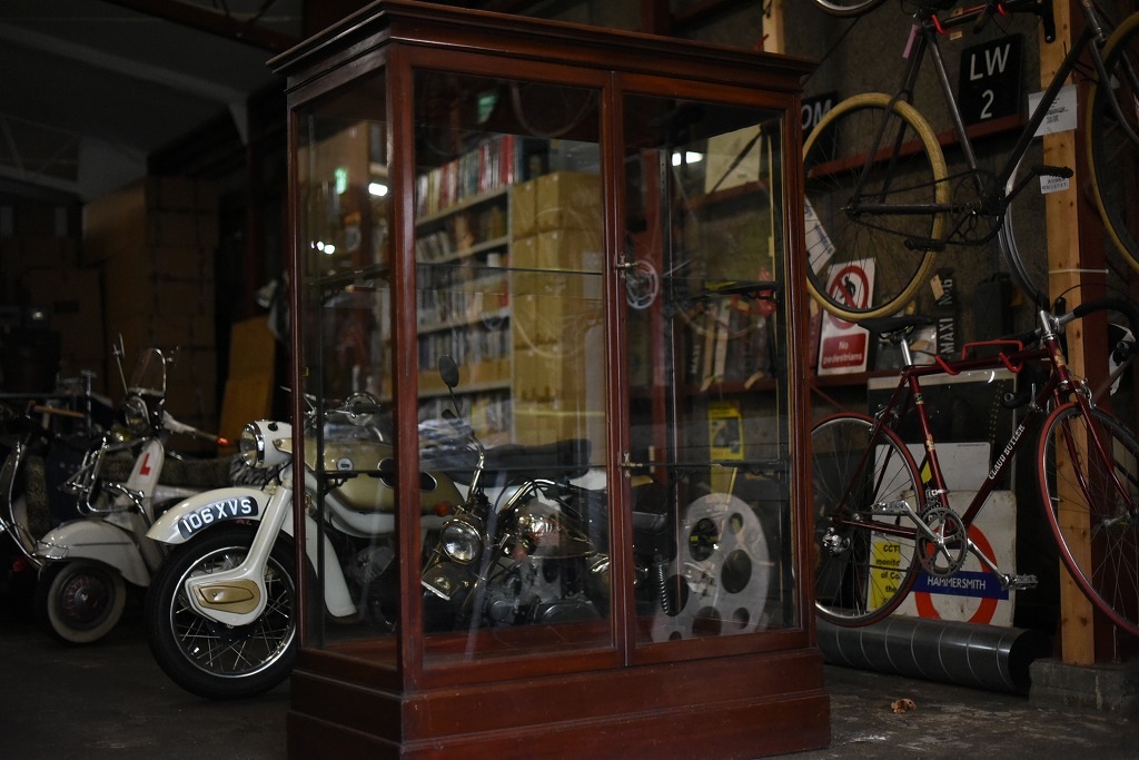 108405 販売及び長期リース店舗什器　英国製アンティーク　3段　ガラスショーケース 　