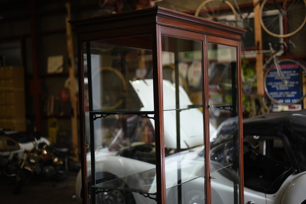 108405 販売及び長期リース店舗什器　英国製アンティーク　3段　ガラスショーケース 　