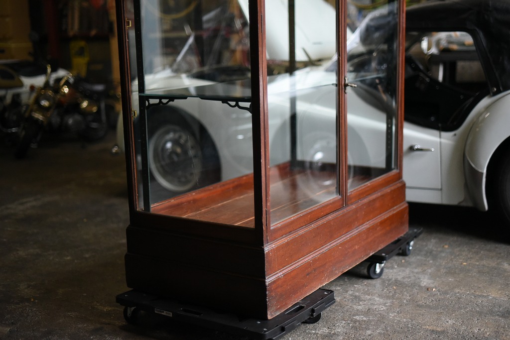 108405 販売及び長期リース店舗什器　英国製アンティーク　3段　ガラスショーケース 　