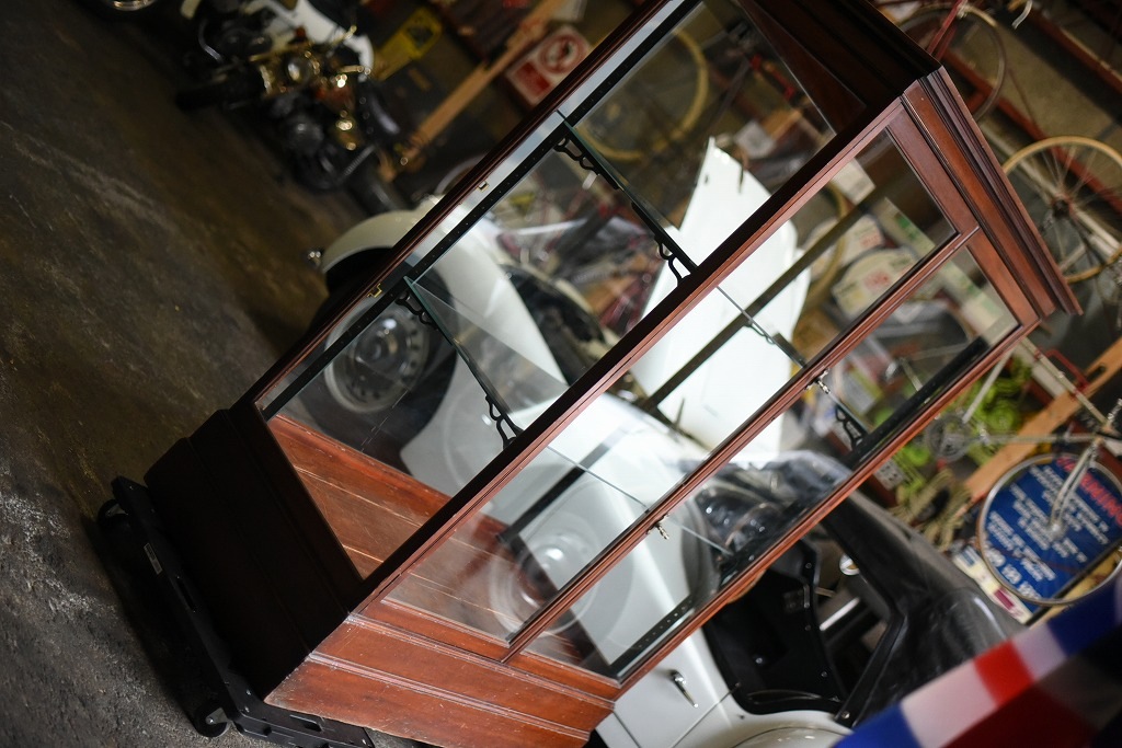 108405 販売及び長期リース店舗什器　英国製アンティーク　3段　ガラスショーケース 　