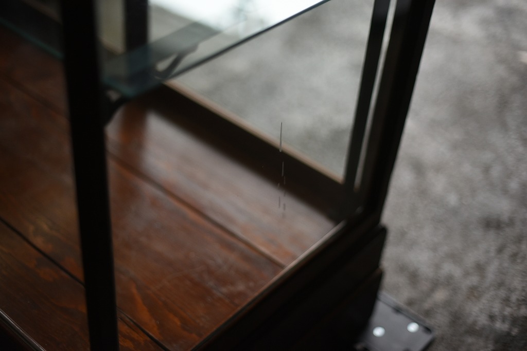 108405 販売及び長期リース店舗什器　英国製アンティーク　3段　ガラスショーケース 　