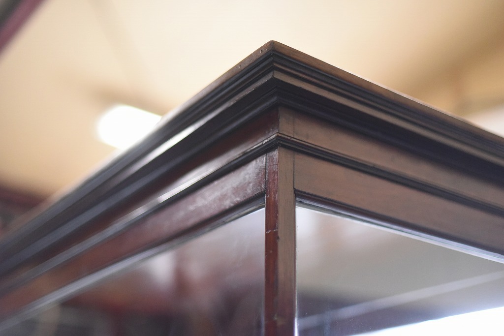 108405 販売及び長期リース店舗什器　英国製アンティーク　3段　ガラスショーケース 　