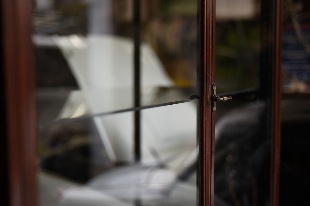 108405 販売及び長期リース店舗什器　英国製アンティーク　3段　ガラスショーケース 　