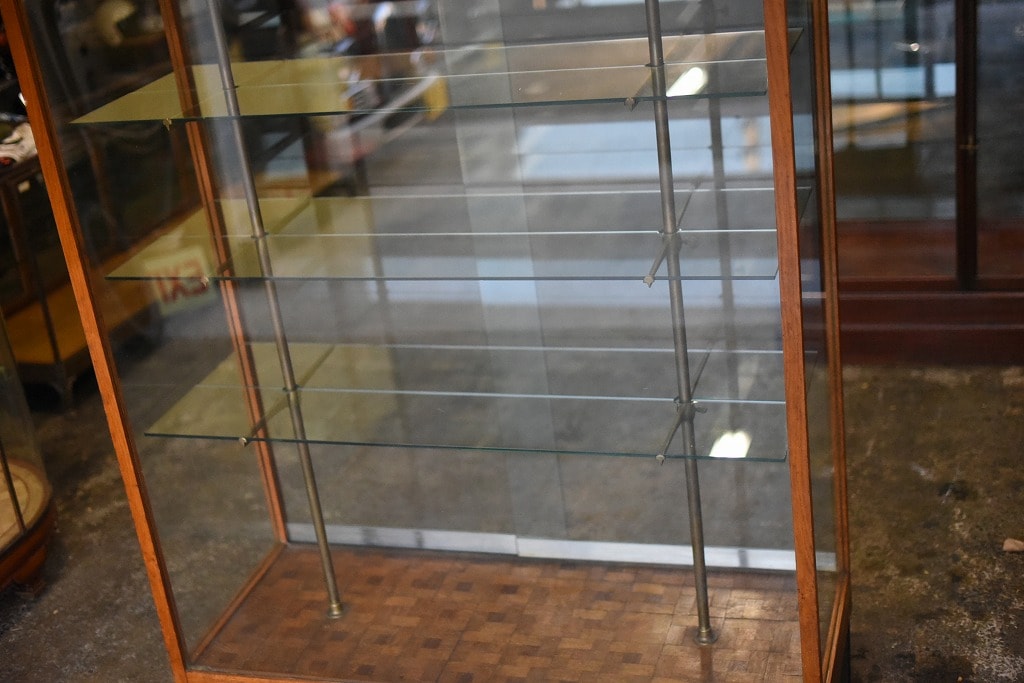 108404 販売及び長期リース店舗什器　英国製アンティーク　4段　ガラスショーケース 　